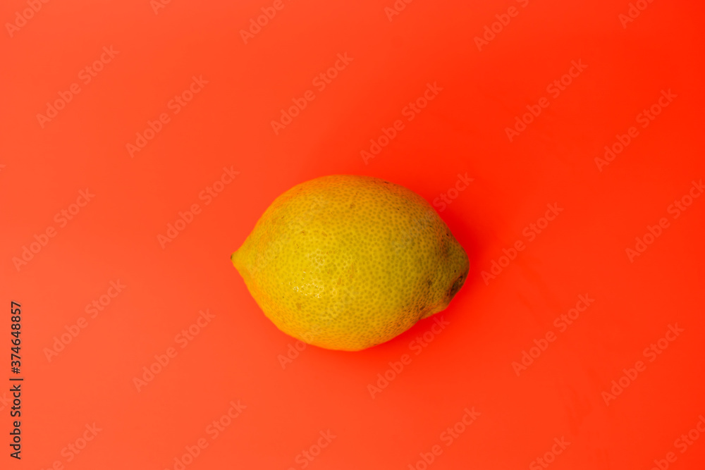Limon sobre fondo rojo Limon sobre fondo rojo