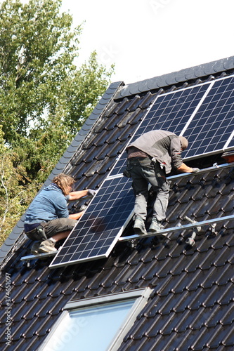 Dachdecker bei der Montage einer Fotovoltaikanlage auf dem Dach in Lippetal Büninghausen an der Buschstraße