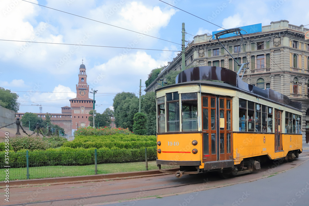 Fototapeta premium Tram giallo a Milano 