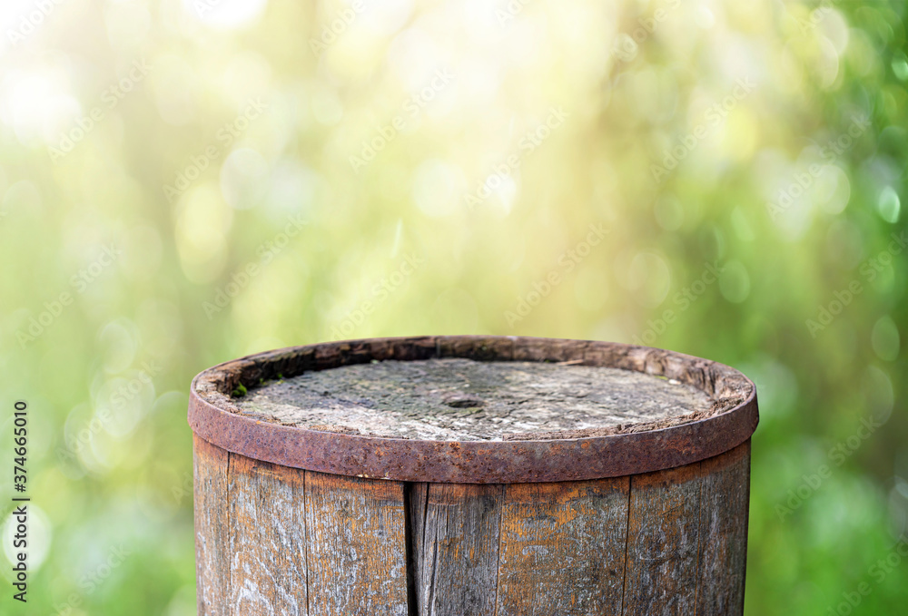 Naklejka premium Old rusty barrel top background