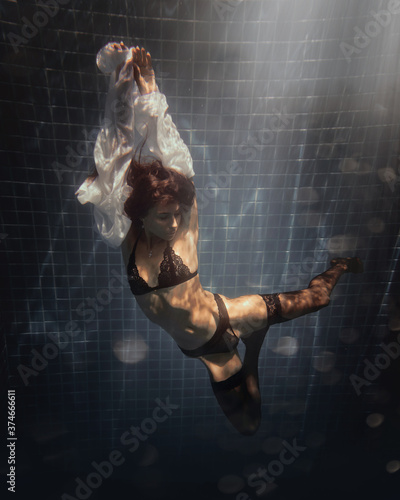 Obraz na płótnie underwater girl in swimming pool w salonie