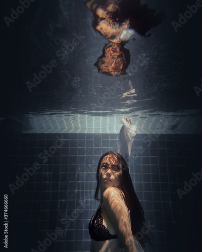 Obraz na płótnie underwater girl in swimming pool w salonie