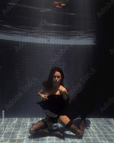Obraz na płótnie underwater girl in swimming pool w salonie