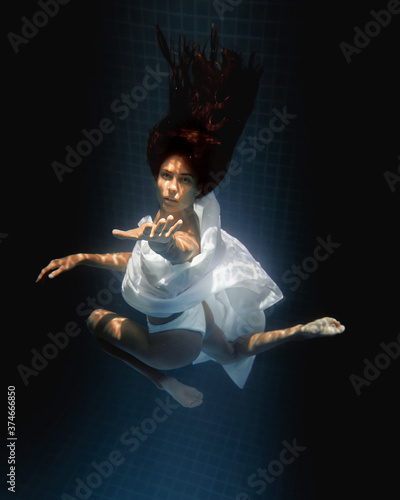 Obraz na płótnie underwater girl in swimming pool w salonie
