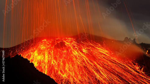Bild auf Leinwand Stromboli Kraterbereich während einer Eruption