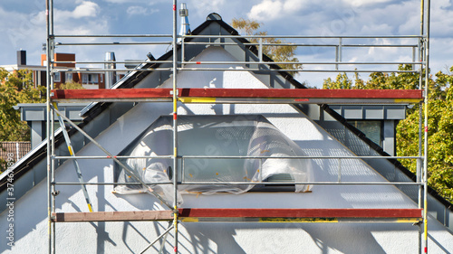 Fassadensanierung braucht man ein Gerüst auf der Baustelle
