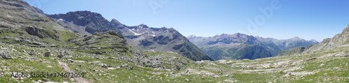 Panoramique : sentier de randonnée en montagne