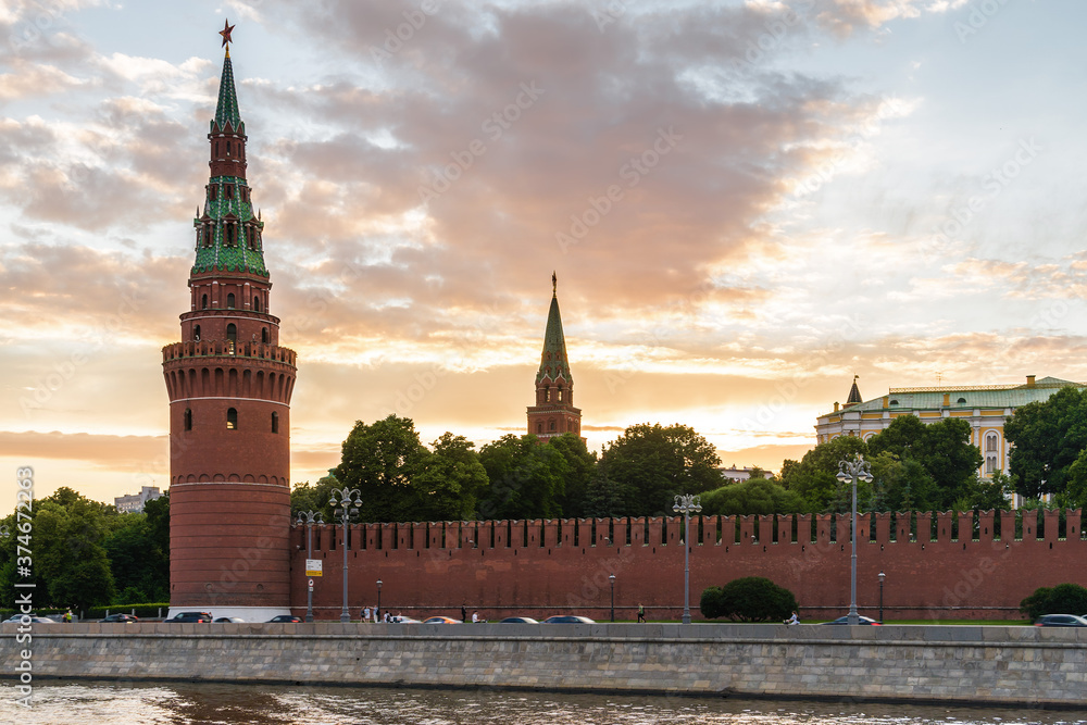 Fototapeta premium Sunset view of Moscow Kremlin above the Moscow river, Russia.