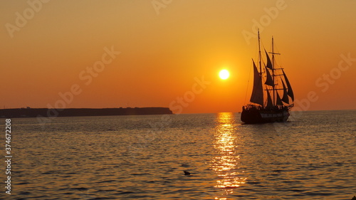 Sonnenuntergang mit Segelboot