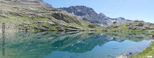 Fototapeta Naklejka Na Ścianę i Meble -  Panoramique : lac et montagne alpins