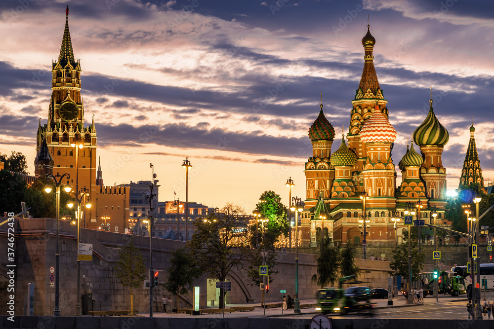 Fototapeta premium Sunset view of Moscow Kremlin above the Moscow river, Russia.