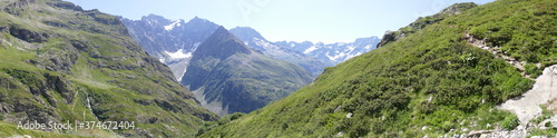 Panoramique : sentier en balcon en montagne