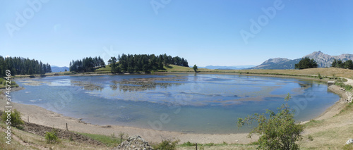 Fototapeta Naklejka Na Ścianę i Meble -  Panoramique du lac de Barbeyroux
