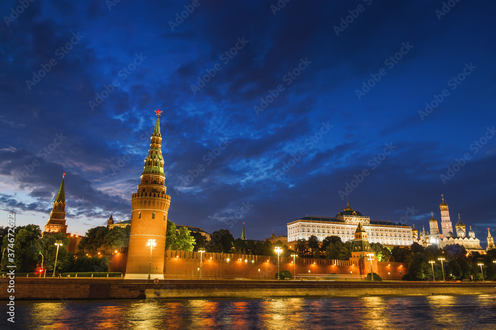 Obraz premium Sunset view of Moscow Kremlin above the Moscow river, Russia.