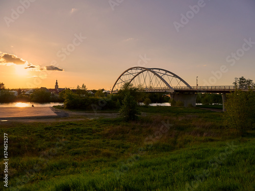 Neue Mainbrücke mit Blick auf Bergrheinfeld im Abendlicht, Landkreis Schweinfurt, Unterfranken, Franken, Bayern, Deutschland © dina