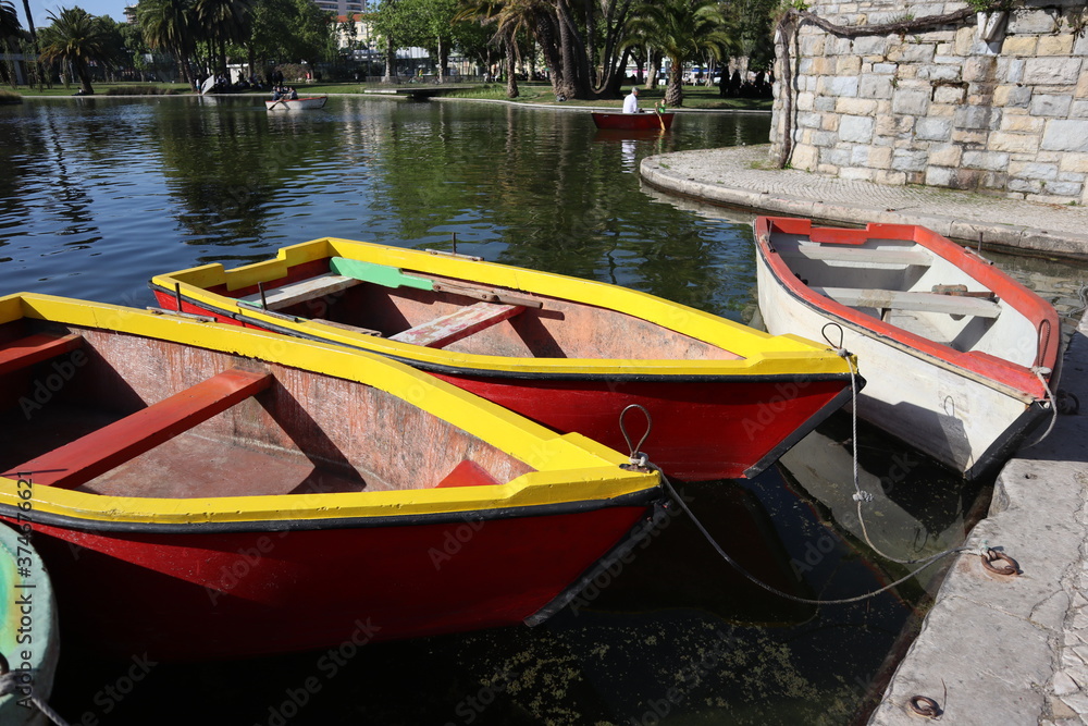 Jardim com um lago, onde se pode passear em barcos de recreio.