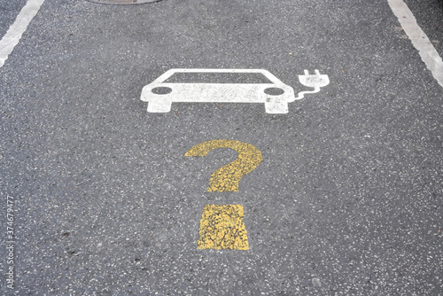 Parksymbol Elektroauto Ladestation Wegweiser mit Fragezeichen auf Asphalt