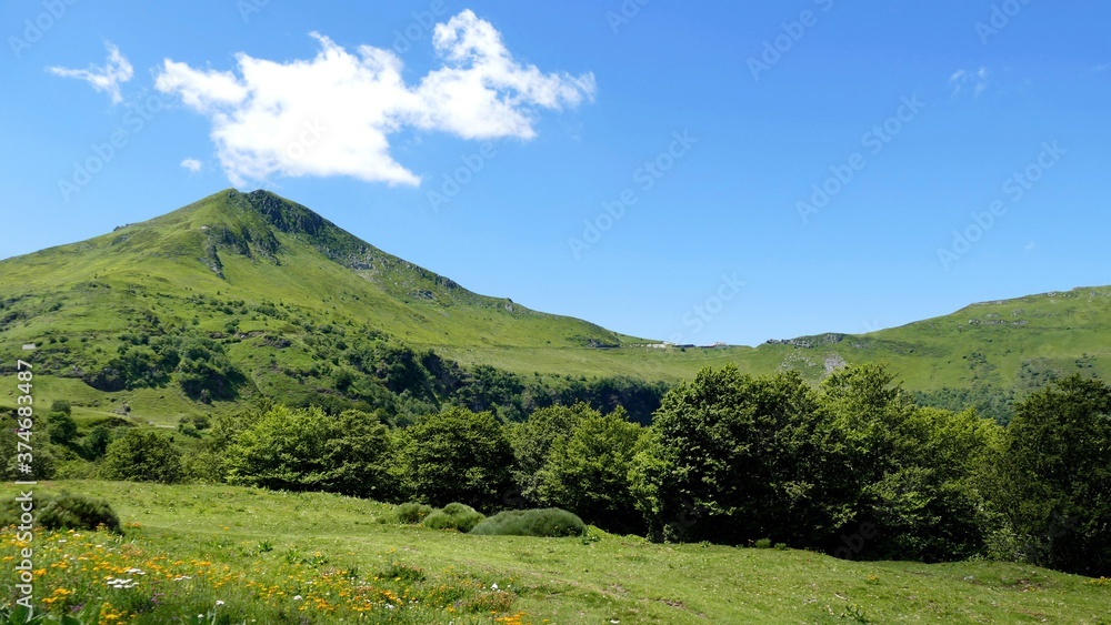 Fotka „Le Puy de PeyreArse et le col de Serre dans le massif des Monts