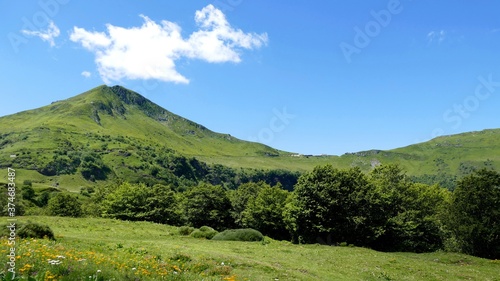 Obraz na płótnie Le Puy de Peyre-Arse et le col de Serre dans le massif des Monts du Cantal