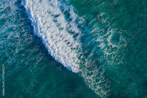 Vue aérienne d'une vague prise au-dessus de la mer Méditerranée avec un drone à Cargèse, Corse