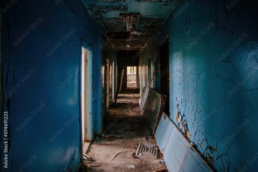 Obraz premium Dark creepy empty corridor of abandoned industrial or office building