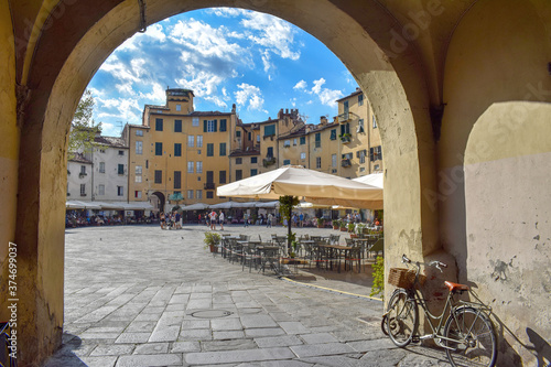 Piazza dell'Anfiteatro di Lucca, vista da una delle porte di ingresso.