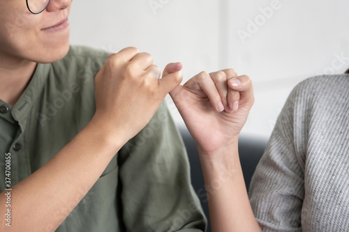 Foto Close Up on Couple Hands Making a Pinkie Promise Sign
