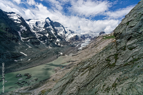 Hochgebirgslandschaft  am Gro  glockner mit den Bergen der Glocknergruppe und der Pasterze  Nationalpark Hohe Tauern  Osttirol und K  rnten    sterreich