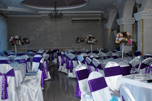 Foto Banquet hall with served tables.