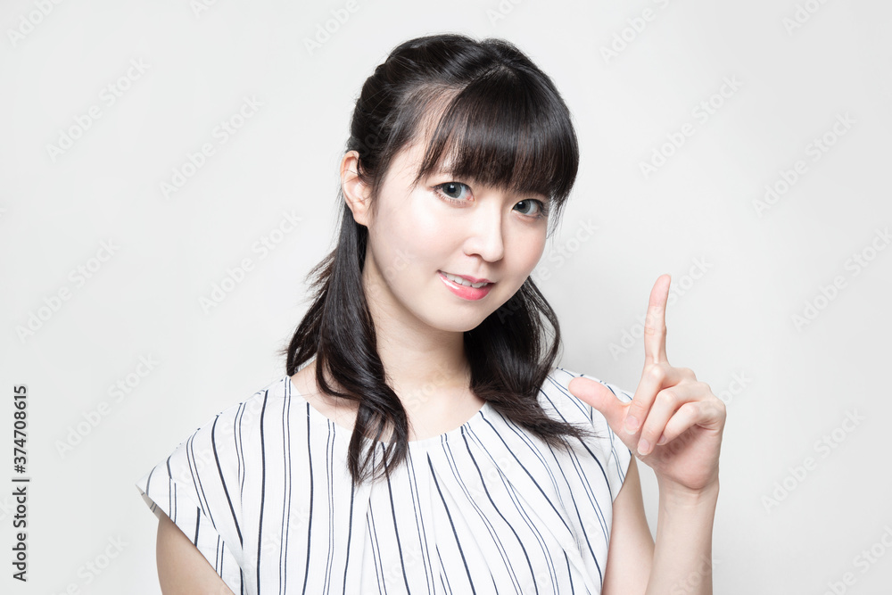 指差しポーズで笑っている女性 指差しポーズで笑っている女性
