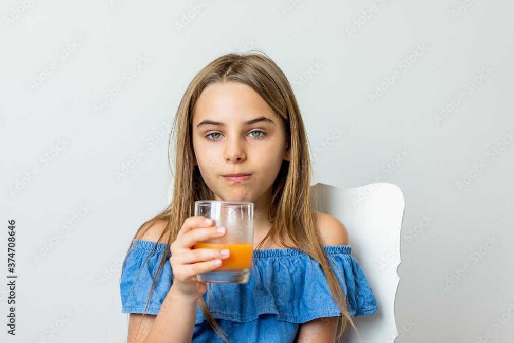 Criança tomando suco de fruta saboroso Criança tomando suco de fruta saboroso