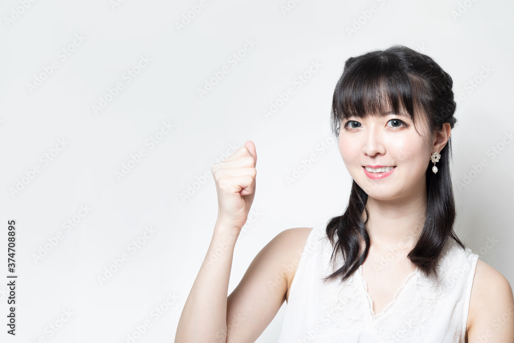 笑顔でガッツポーズする女性 笑顔でガッツポーズする女性