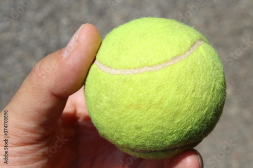 Pallina da tennis nel palmo della mano - competizione