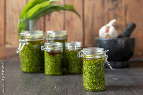 selbstgemachtes grünes Pesto aus Bärlauch, Öl, Knoblauch und Pinienkerne für Nudeln