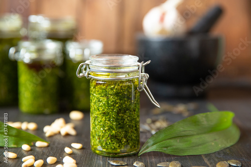 selbstgemachtes grünes Pesto aus Bärlauch, Öl, Knoblauch und Pinienkerne für Nudeln