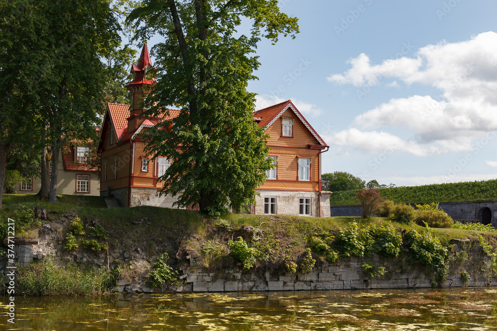 Obraz premium Wooden Houses in front of the Kuressaare Castle on the island Saaremaa, Estonia
