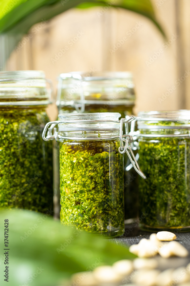 selbstgemachtes grünes Pesto aus Bärlauch, Öl, Knoblauch und Pinienkerne für Nudeln selbstgemachtes grünes Pesto aus Bärlauch, Öl, Knoblauch und Pinienkerne für Nudeln