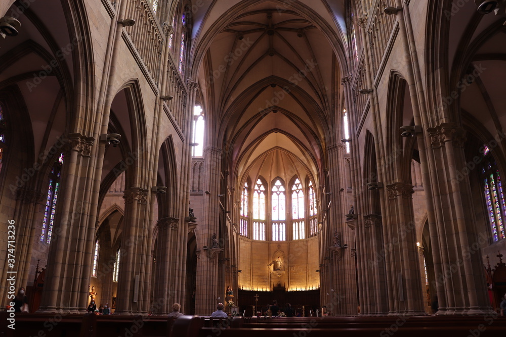 Fototapeta premium Intérieur de la cathédrale du bon pasteur dans Saint Sébastien, ville de Saint Sébastien, Espagne
