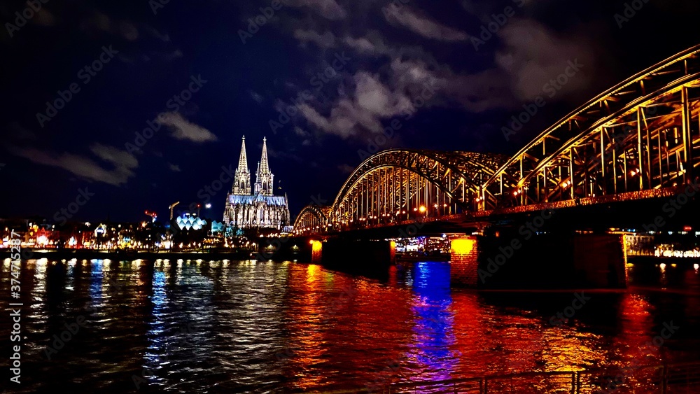 Fototapeta premium Kölner Dom mit Brücke 