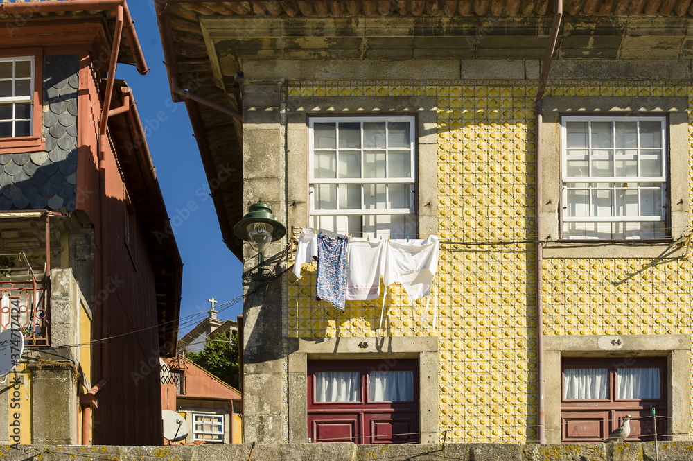 Φωτογραφία laundry drying on the facades of the Ribeira district on the banks of the Douro