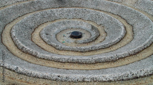 Fuente de agua en espiral sobre el suelo de la plaza del Consejo de Brasov utilizada por palomas y otros animales para beber. Rumanía.
