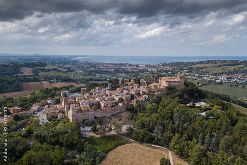 Italia, Agosto 2020: vista aerea panoramica del borgo di Gradara con castello in provincia di Pesaro e Urbino nella regione Marche
