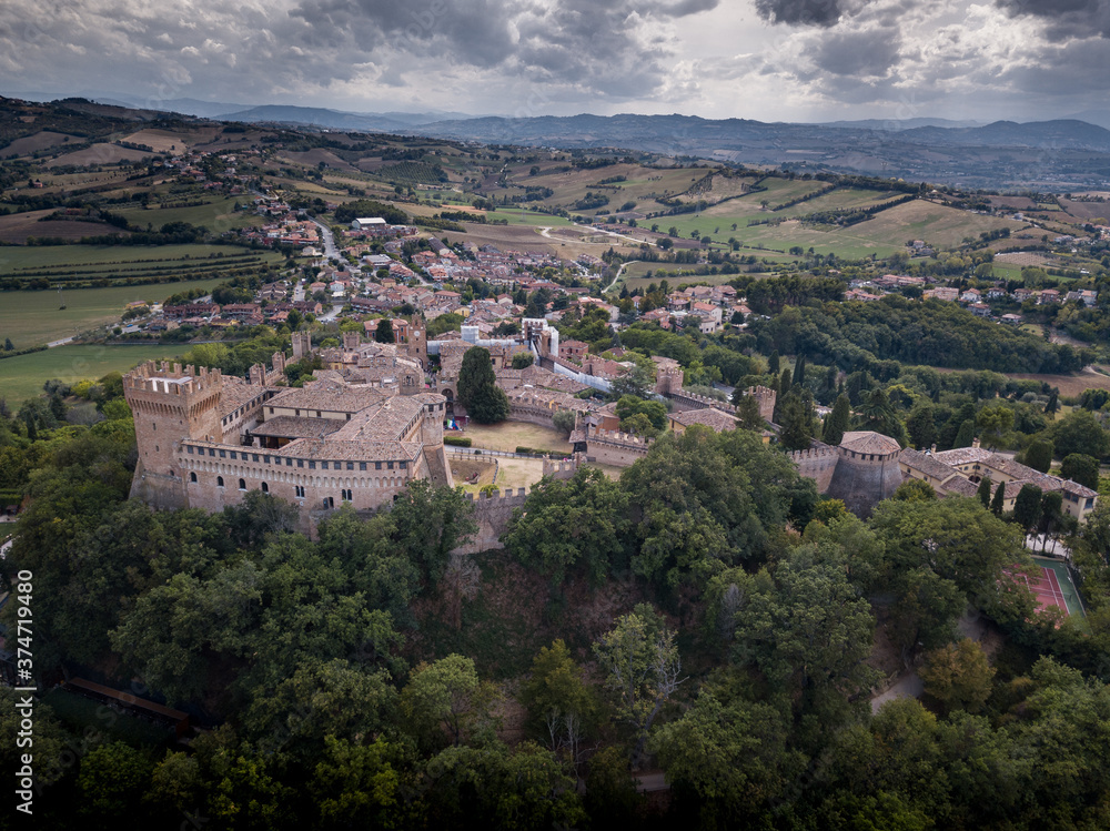 Italia agosto 2020: vista aerea del castello di Gradara in provincia di pesaro e urbino nella regione marche