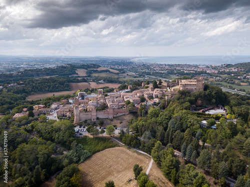 Italia, Agosto 2020: vista aerea panoramica del borgo di Gradara con castello in provincia di Pesaro e Urbino nella regione Marche © cristian