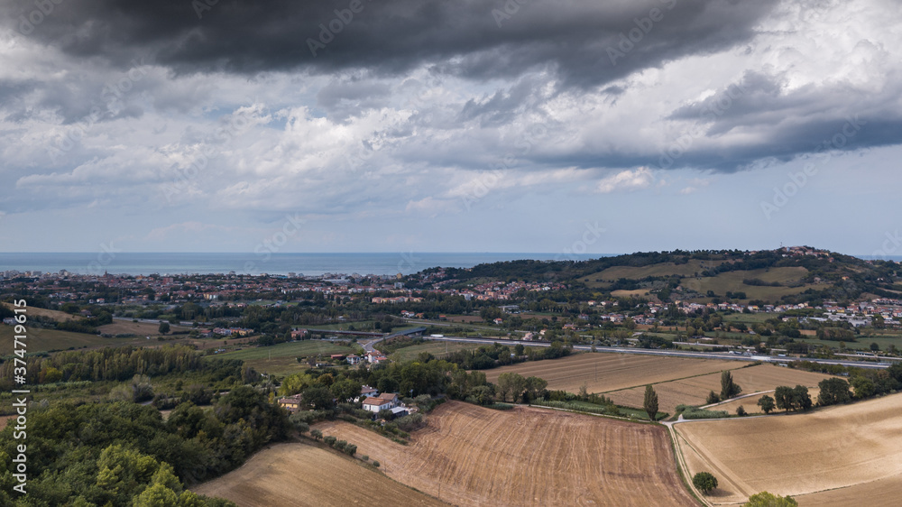 Obraz premium vista aerea della autostrada A14 immersa nelle colline che congiunge le Marche con l'Emilia Romagna