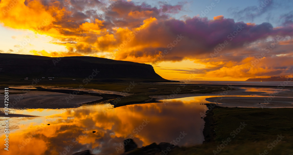 Wunderschöne Spiegelung eines Sonnenuntergangs auf den Westfjords in Island