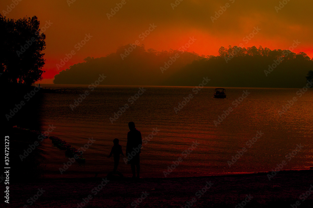 Fototapeta premium silhouette people in the sunset