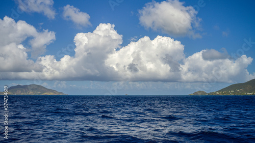 Karibisches Meer vor bewölktem Himmel