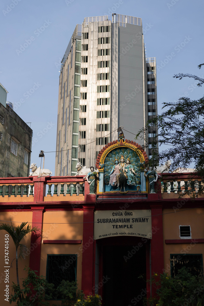 Φωτογραφία Ho Chi Minh City, Vietnam - March 9, 2020: Sri Thenday Yuttha Pani Yutthapani Hindu temple in Ton That Thiep Street with a tower of Saigon Centre in the background