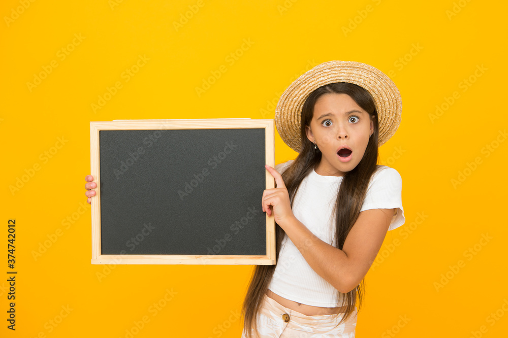 Ταπετσαρία Little girl summer style hold blackboard announcement copy space, shocking offer